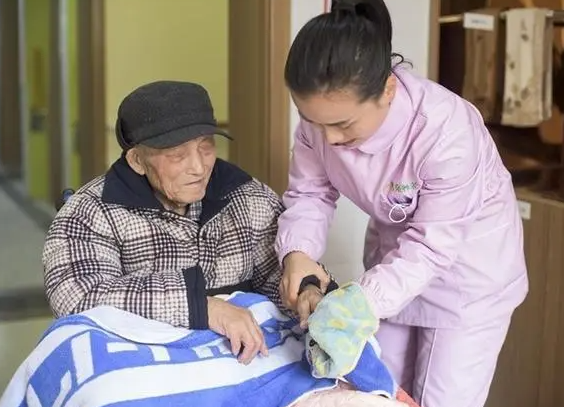 夜班护工包吃住